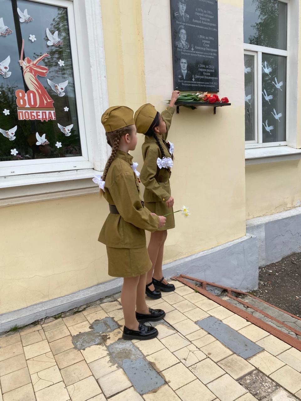 Возложили цветы к табличкам жителей квартала 5-я Пятилетка.