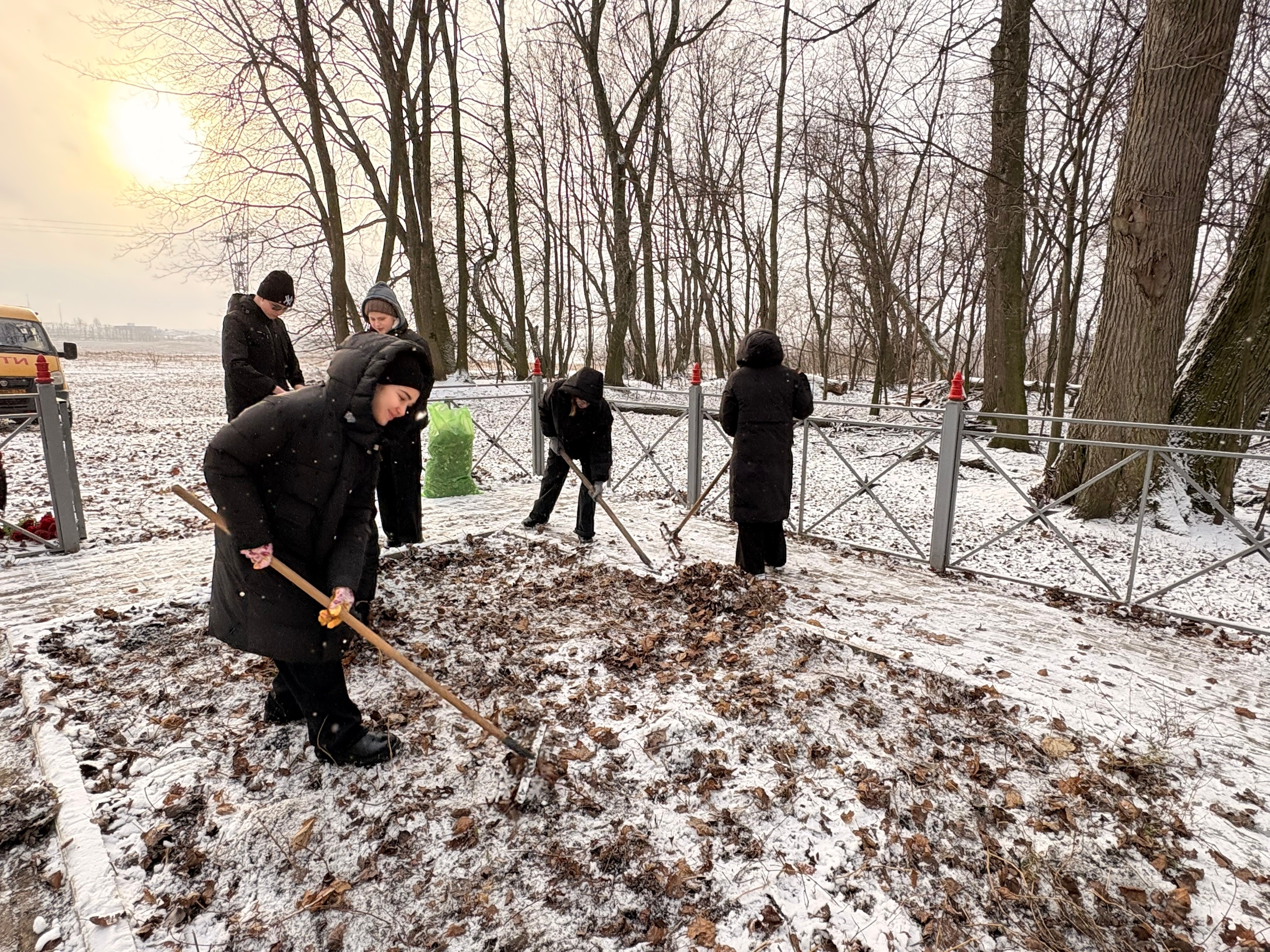 Уборку территории возле памятника погибшим в Великой Отечественной войне.