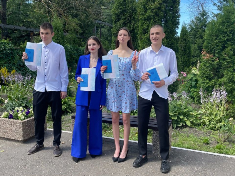 Вручение аттестатов выпускникам..