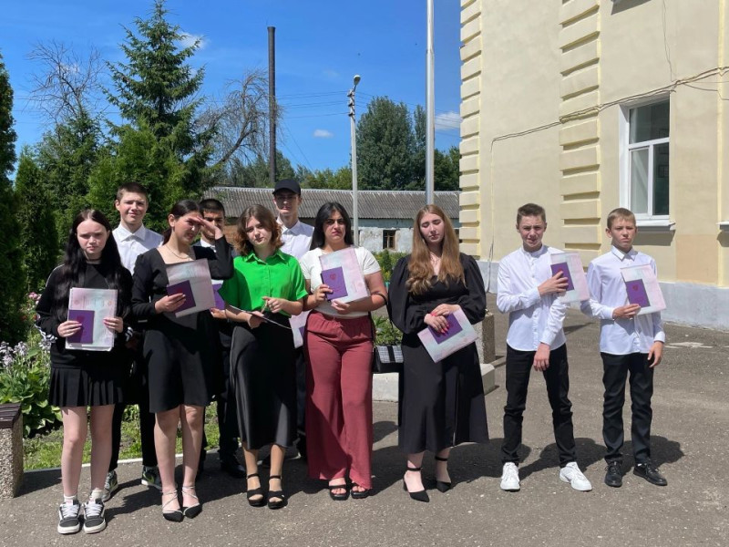 Вручение аттестатов выпускникам..