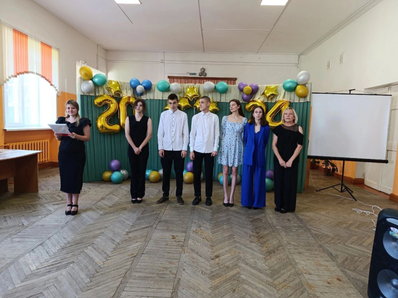 Вручение аттестатов выпускникам..